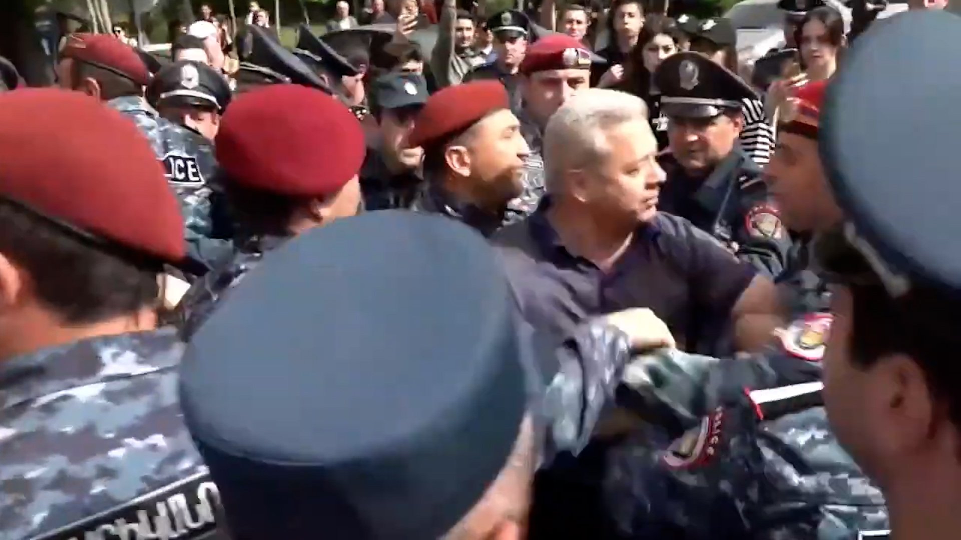 Փողոցային ակտիվիստ դարձած ոստիկանության գնդապետ Սայաթ Շիրինյանին ոստիկանները բերման ենթարկեցին Աբովյան փողոցից. տեսանյութ