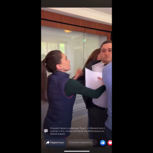 «Պատիվ ունեմ» խմբակցության պատգամավոր Աննա Մկրտչյանն այս անգամ հարձակվում և հարվածում է վարչապետի թիկնապահներին․ անհավասարակշիռ պատգամավորը պետք է զրկվի մանդատից․ տեսանյութ