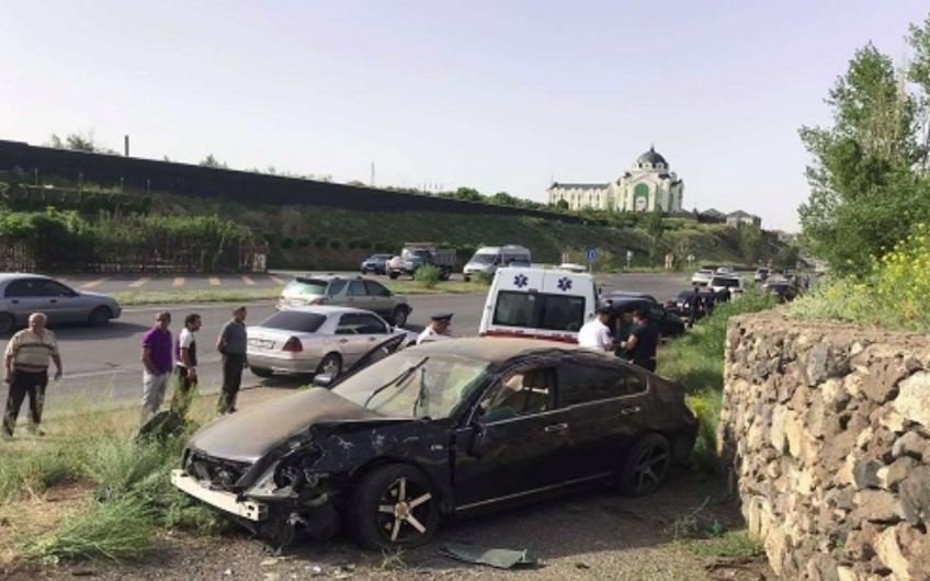 Երևան-Սևան ճանապարհին «Nissan Teana»-ն դուրս է եկել ճանապարհի երթևեկելի հատվածից և բախվել պատին
