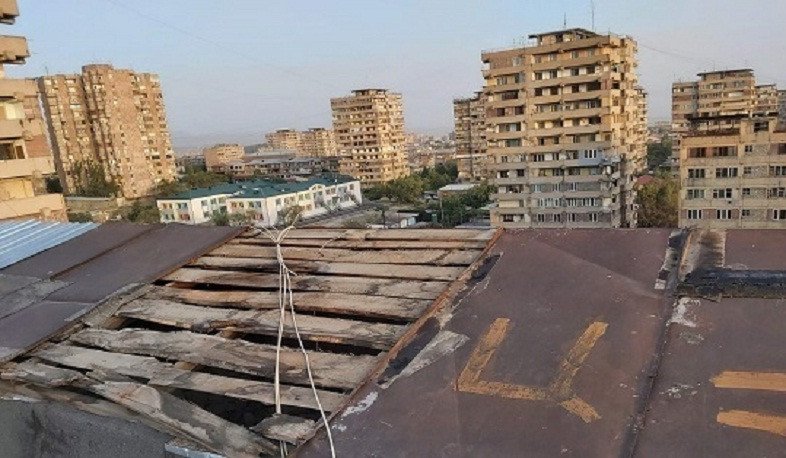 Երևանի որոշ շրջաններում և Գետափնյա գյուղում քամու հետևանքով վնասվել են շինությունների տանիքների թիթեղյա ծածկերը