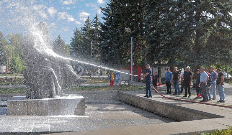Գյումրիում Վարդավառի միջոցառումների մեկնարկը տրվել է արձանների լվացմամբ