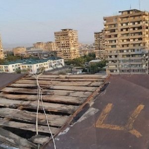 Երևանի որոշ շրջաններում և Գետափնյա գյուղում քամու հետևանքով վնասվել են շինությունների տանիքների թիթեղյա ծածկերը