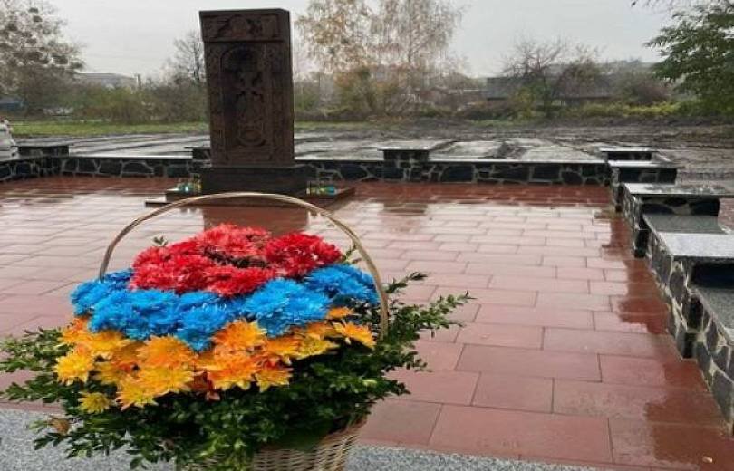 Ուկրաինայի Խմելնիցկիի մարզում խաչքար է տեղադրվել հայ և ուկրաինացի ժողովուրդների անմեղ զոհերի հիշատակին