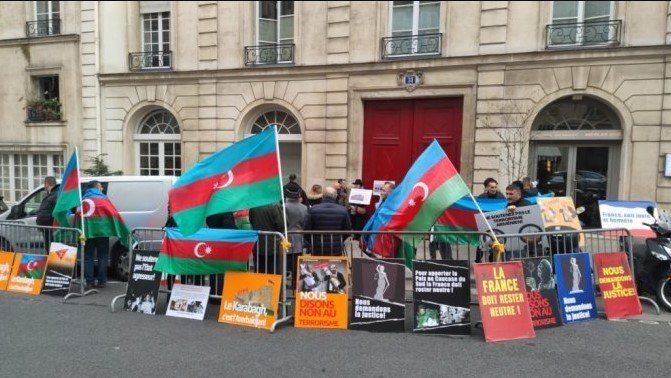 Ադրբեջանցիները բողոքի ակցիա են արել Ֆրանսիայի Սենատի առջև