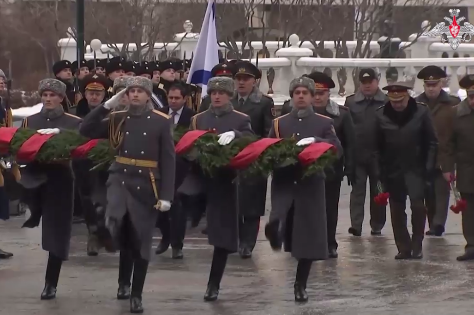 Սուրեն Պապիկյանը, Սերգեյ Շոյգուն և ԱՊՀ անդամ երկրների պաշտպանական գերատեսչությունների ղեկավարները ծաղիկներ է դրել Անհայտ զինվորի գերեզմանին