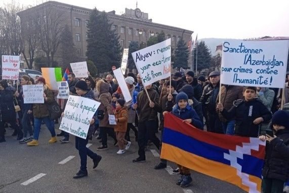 Արցախցիները երթով շարժվում են դեպի ՌԴ խաղաղապահների անցակետ՝ պահանջելու հեռացնել ադրբեջանցիներին Լաչինի միջանցքից