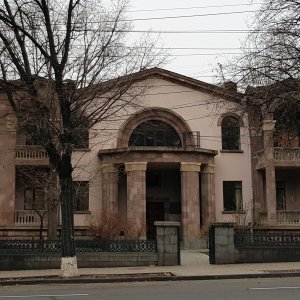 Հայաստանի ճարտարապետների պալատը կոչ է արել պատասխանատվության ենթարկել լուսազարդարման աշխատանքների իրականացման հետևանքով հուշարձան շենքերը վնասողներին