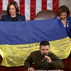 Զելենսկին ԱՄՆ Կոնգրեսում ելույթի ավարտին Նենսի Փելոսիին է հանձնել Ուկրաինայի դրոշը՝ ուկրաինացի զինվորների ինքնագրերով