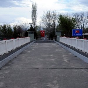 Գուցե մարդասիրական բեռների շրջանակում Մարգարայի կամրջով էլի անցուդարձ լինի, բայց որ դա լինի հայ-թուրքական բաց սահման, գրեթե անհավանական եմ համարում. քաղաքական վերլուծաբան