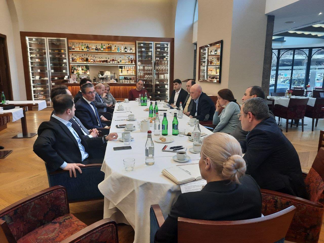 ՆԱՏՕ-ի նախկին գլխավոր քարտուղարը հանդիպել է հայաստանյան որոշ ԶԼՄ-ների ներկայացուցիչների հետ և քննարկել Հայաստանի անվտանգային հիմնահարցերն ու ՀՀ տարածքների օկուպացիան Ադրբեջանի կողմից
