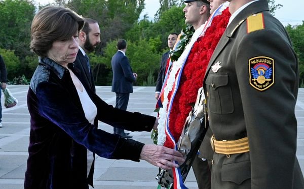 Ֆրանսիայի ԱԳ նախարարը Արարատ Միրզոյանի ուղեկցությամբ այցելել է Հայոց ցեղասպանության հուշահամալիր և հարգանքի տուրք մատուցել Ցեղասպանության զոհերի հիշատակին