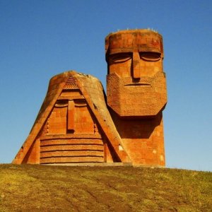 ՌԴ «Առաջին ալիք»-ի ռեպորտաժում Արցախը ներկայացվել է Ադրբեջանի մաս․ Տատիկ-պապիկի արձանն էլ՝ ադրբեջանական խորհրդանիշ