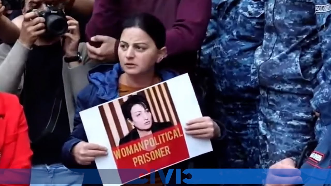 Կառավարության առջև հավաքված կանայք անեծքներ ու սպառնալիքներ են հնչեցնում վարչապետի 7-ամյա աղջկա հասցեին