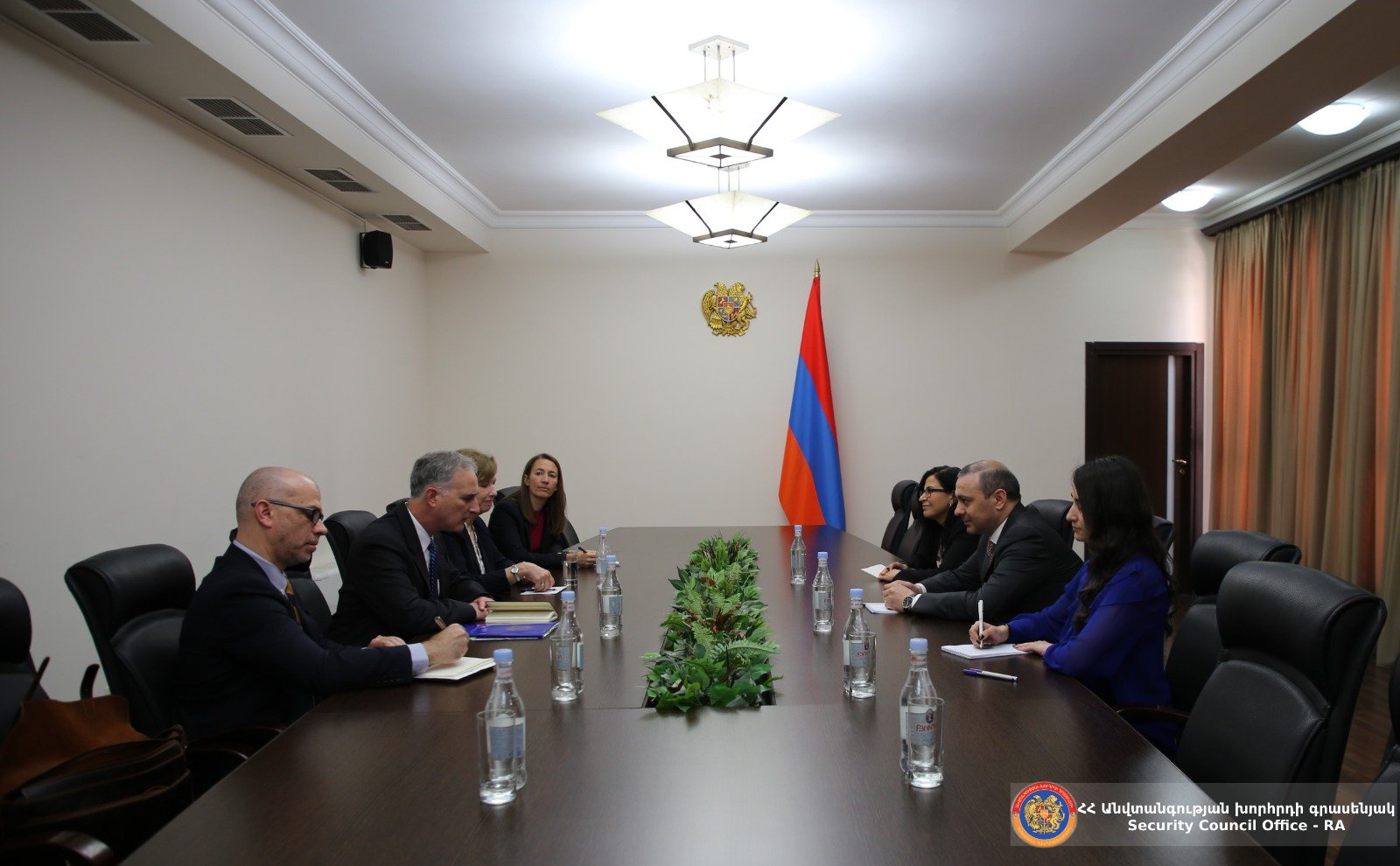 ԱԽ քարտուղարը Լուի Բոնոյի հետ քննարկել է հայ-ադրբեջանական հարաբերությունների կարգավորման, սահմանազատման և սահմանային անվտանգությանն առնչվող հարցեր