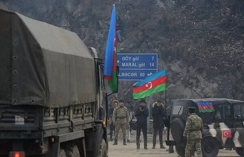 Քիչ առաջ Հակարի կամրջի մոտ ադրբեջանցիները ռուս սահմանապահների օգնությամբ իրենց դրոշն են տեղադրել ՀՀ տարածքում