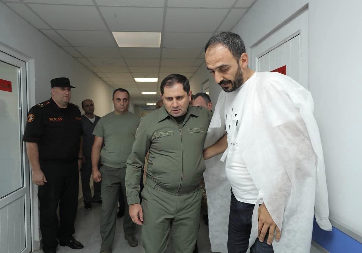Սուրեն Պապիկյանն այցելել է ՊՆ կենտրոնական կլինիկական զինվորական հոսպիտալ, տեսակցել սեպտեմբերի 1-ին ադրբեջանական սադրանքի հետևանքով վիրավորում ստացած 2 զինծառայողներին