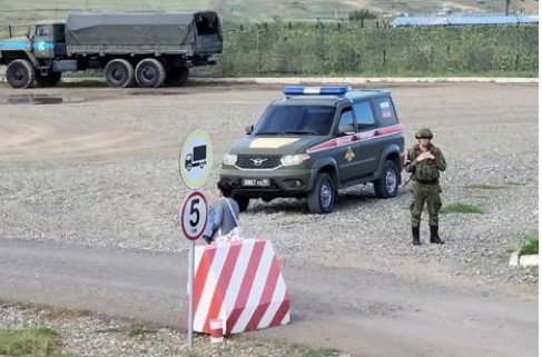 Լեռնային Ղարաբաղում գնդակոծվել է ռուս խաղաղապահներ տեղափոխող ավտոմեքենան