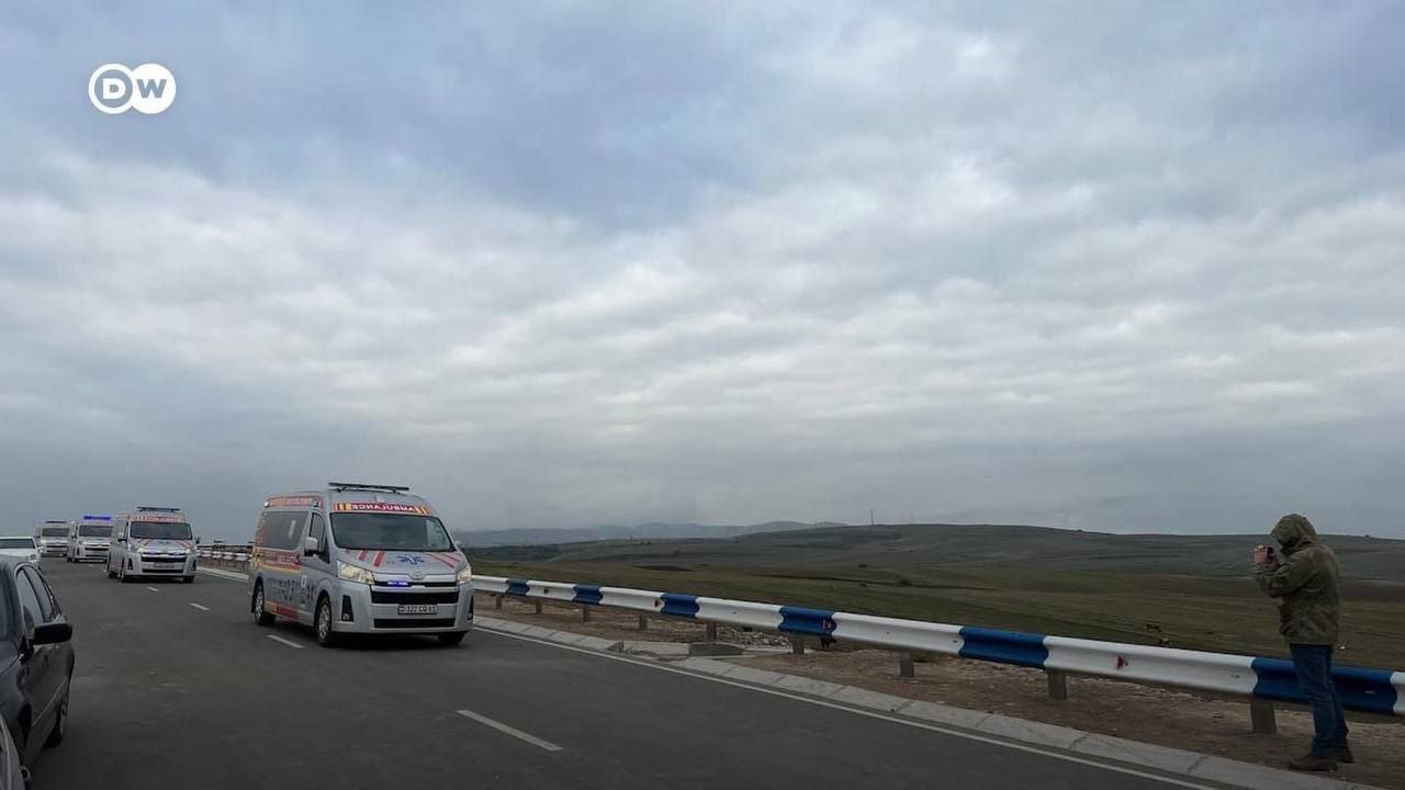 Շտապօգնության 23 մեքենա մասնագետների ուղեկցությամբ  Լեռնային Ղարաբաղից Հայաստան են տեղափոխում ծանր և ծայրահեղ ծանր վիրավորում ստացած Լեռնային Ղարաբաղի 23 քաղաքացու․ ՀՀ առողջապահության նախարարություն