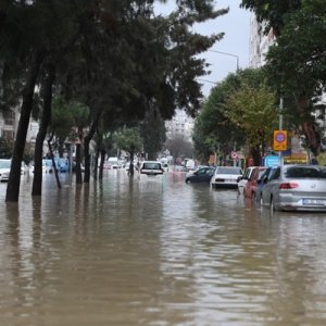 Ստամբուլում նույնիսկ գետի ավազանի վրա են տներ կառուցել, ջրհեղեղի հետևանքով 3 զոհ կա ու 3 անհետ կորած․ Թուրքիայում հրապարակվող «Ակօս» թերթի խմբագիր