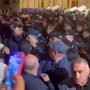 Ոստիկանների վրա քարեր նետող ու նրանց թուրք անվանող ցուցարարները ծեծկռտուք հրահրեցին՝ փորձելով ներխուժել Կառավարության շենք․ տեսանյութ