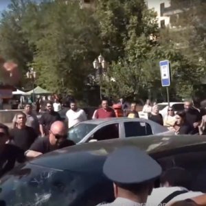 Երևանում անցկացված հավաքի մասնակիցների կողմից առերևույթ խուլիգանություն կատարելու և ավտոմեքենաներին, ուղևորին հարվածներ հասցնելու վերաբերյալ վարույթներով ձերբակալվել է 2 անձ