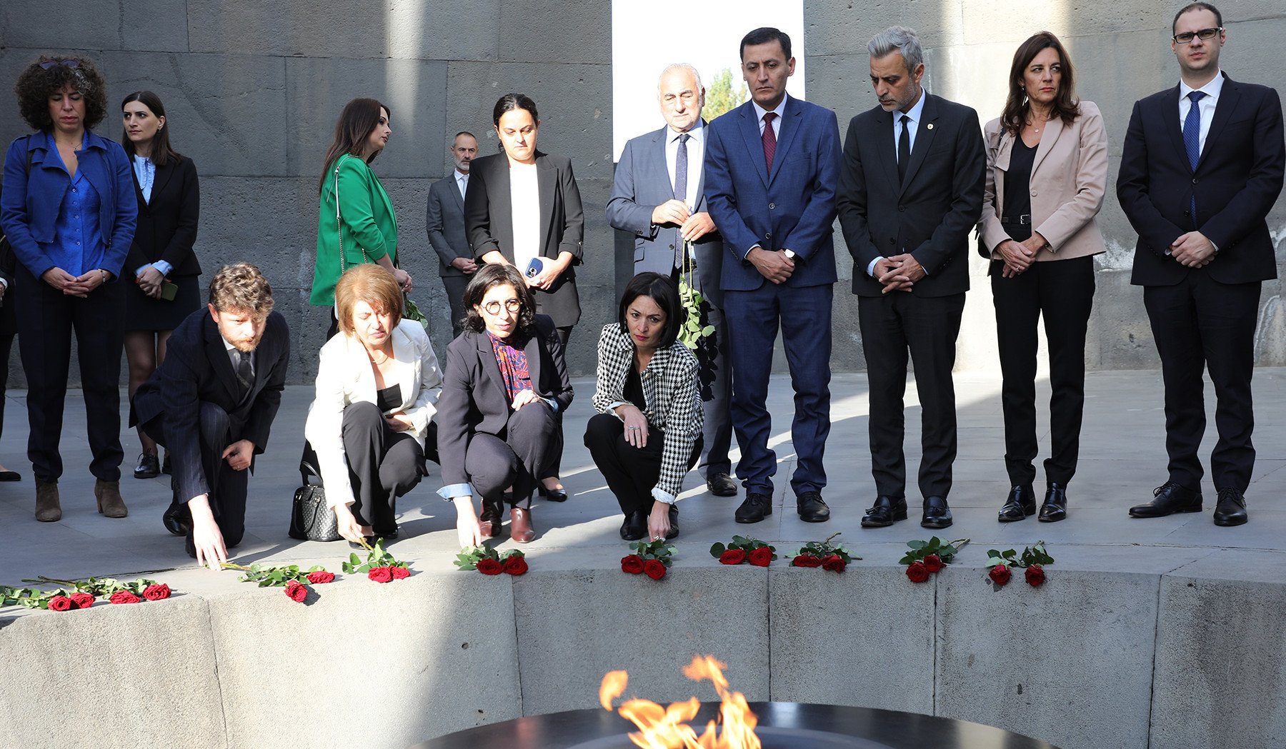 Ֆրանսիայի մշակույթի նախարարը Հայաստանում է. պատվիրակությունը հարգանքի տուրք է մատուցել Մեծ եղեռնի զոհերի հիշատակին