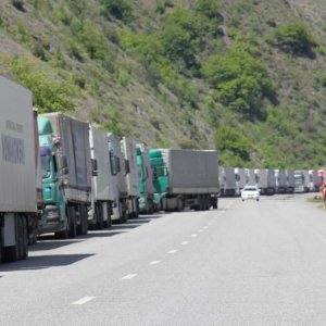Ռուս-վրացական սահմանին ավելի քանի հազար բեռնատար է կուտակվել