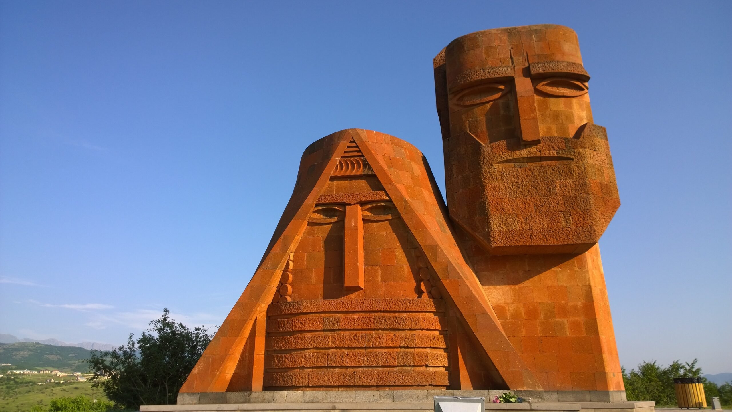56 տարի առաջ՝ 1967 թվականի նոյեմբերի 1-ին, Ստեփանակերտում տեղադրվեց «Մե՛նք ենք մեր լեռները» հուշարձանը
