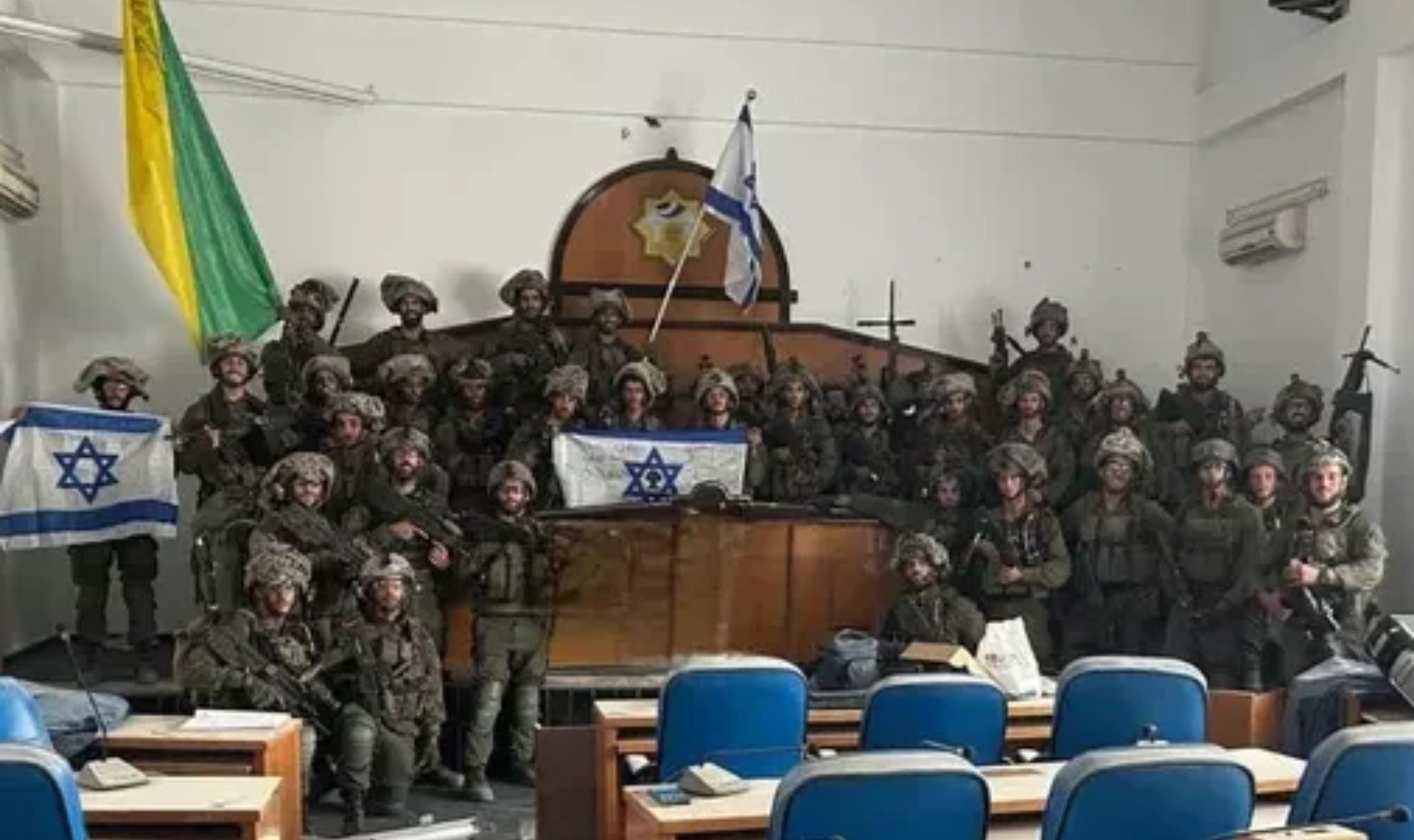 Իսրայելցի զինվորները գրավել են Գազայի խորհրդարանը և լուսանկարվել ամբիոնի վրա