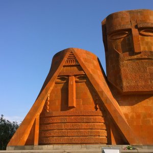 56 տարի առաջ՝ 1967 թվականի նոյեմբերի 1-ին, Ստեփանակերտում տեղադրվեց «Մե՛նք ենք մեր լեռները» հուշարձանը