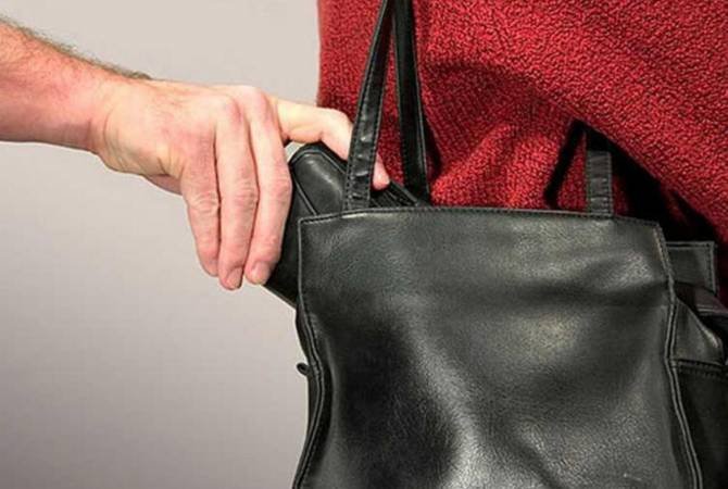 Միկրոավտոբուսում 3 երիտասարդ 64-ամյա կնոջ դրամապանակն են գողացել և բռնվել
