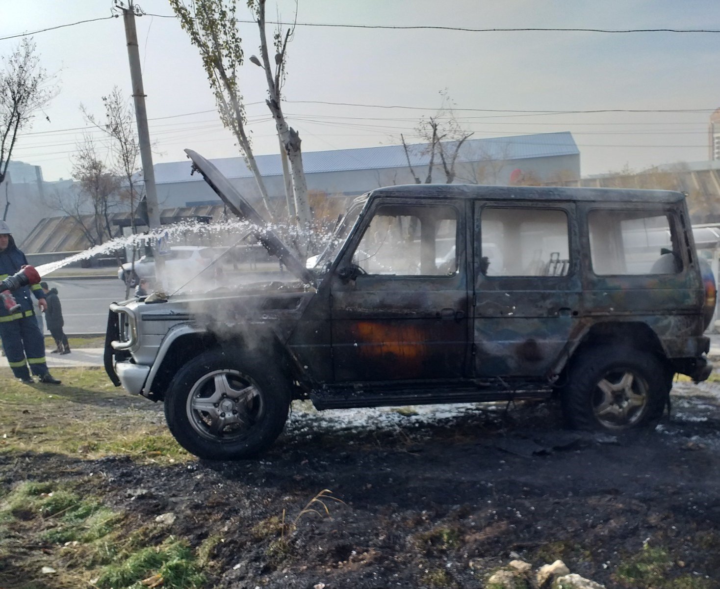 Երևանի դպրոցներից մեկի մոտ այրվել է «Mercedes-Benz» մակնիշի (յաշիկ) ավտոմեքենա