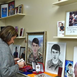 ՀՀ վարչապետի տիկին Աննա Հակոբյանը հյուրընկալվել է 44-օրյա պատերազմում անմահացած Մխիթար Գրիգորյանի տանը