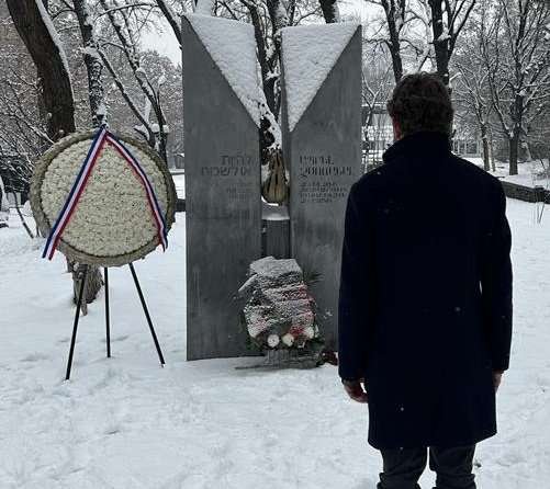 Հայաստանում Ֆրանսիայի դեսպանը հարգանքի տուրք է մատուցել Երևանում Հոլոքոստի զոհերի հիշատակին հուշարձանի մոտ