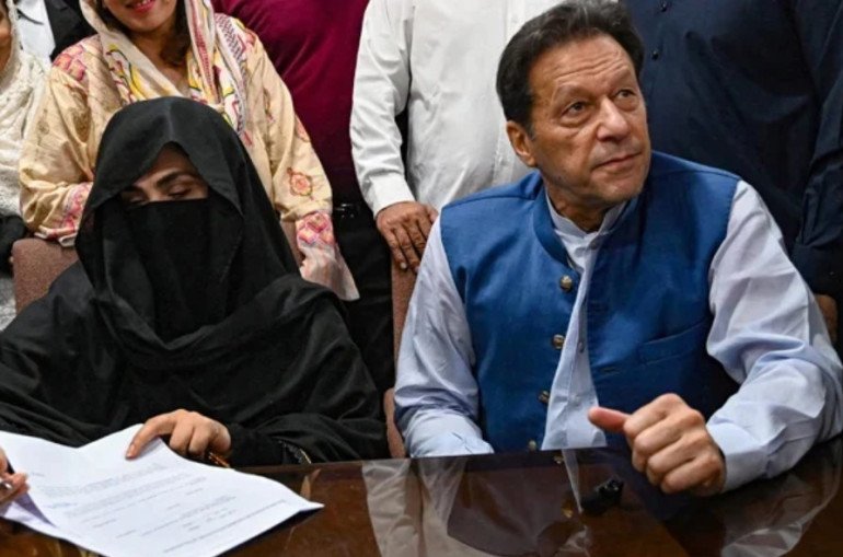 Պակիստանի նախկին վարչապետին և նրա կնոջը դատապարտել են 14 տարվա ազատազրկման