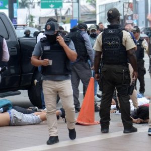 Ի՞նչ է կատարվում Էկվադորում. դիմակավորված անձանց ներխուժում հեռուստաալիքի ստուդիա, գնդակահարություններ փողոցներում, ոստիկանության աշխատակիցների առևանգում