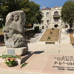 Ադրբեջանցիները Ստեփանակերտում ավերել են հերոս Աշոտ Ղուլյանի (Բեկորի) հուշարձանը