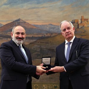 Կոնստանտինոս Տասուլասը ՀՀ վարչապետին պարգևատրել է Հունաստանի խորհրդարանի ոսկե մեդալով