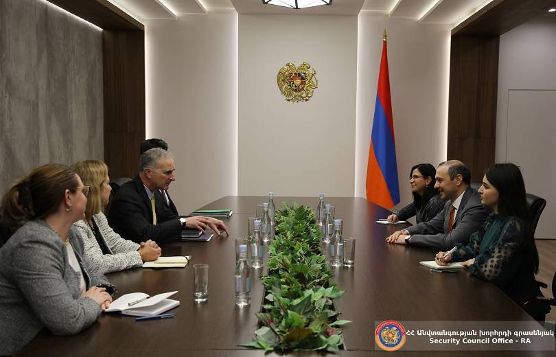 Արմեն Գրիգորյանն ու Բոնոն հայ-ադրբեջանական հարաբերությունների կարգավորման բանակցային ընթացքի մասին մտքեր են փոխանակել