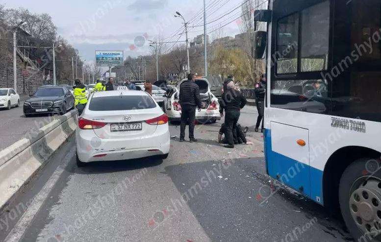 Ավտովթար-վրաերթ Երևանում՝ Opel-ի, Nissan-ի և «Zhongtong» ավտոբուսի մասնակցությամբ․ 4 վիրավորներից 1-ը մահացել է