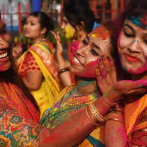 Հոլի․ այսօր հնդիկները նշում են գույների փառատոնը․ լուսանկարներ