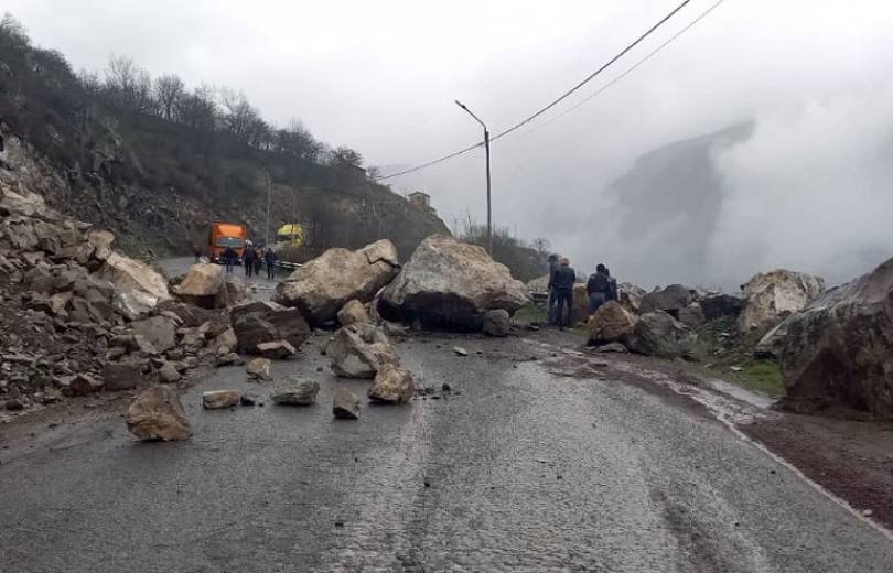 Քարաթափումների հետևանքով երկկողմանի փակ են Տաթև-Գորիս և Տաթև-Լծեն ավտոճանապարհները