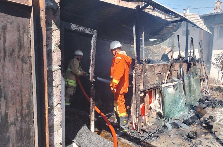 Հրդեհ՝ Երևանում․ այրվել են ավտոտնակի տանիքի փայտե կառուցատարրերը և խորդանոցը