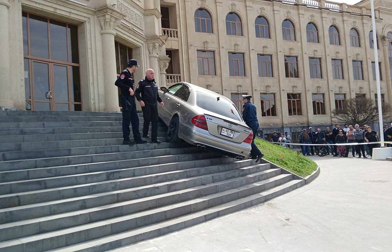 «Մերսեդես»-ը հայտնվել է Գյումրիի քաղաքապետարանի աստիճաններին. վարորդը պահանջ է ներկայացրել