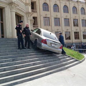 «Մերսեդես»-ը հայտնվել է Գյումրիի քաղաքապետարանի աստիճաններին. վարորդը պահանջ է ներկայացրել