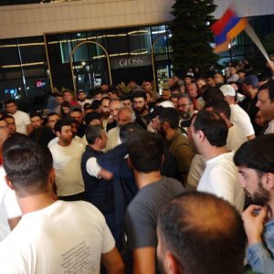 Վազգեն Գալստանյանը Հայաստան դաշինքի պատգամավորների հետ Yerevan Place Hotel-ում քննարկման է